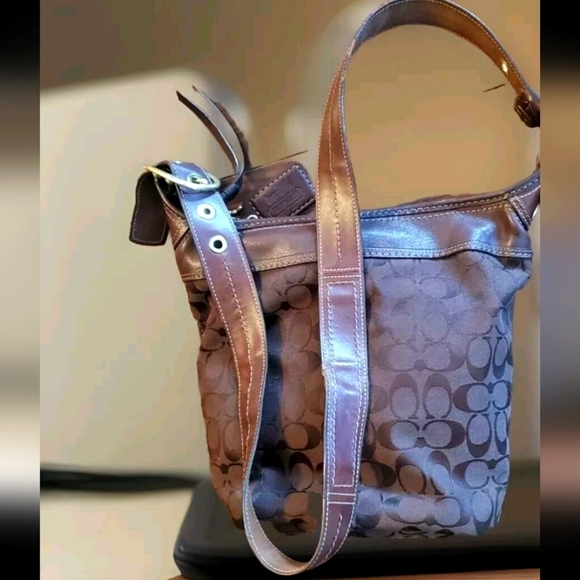 Signature Logo Coach Bucket Feedbag Hobo Crossbody Bag EUC - Picture 1 of 12